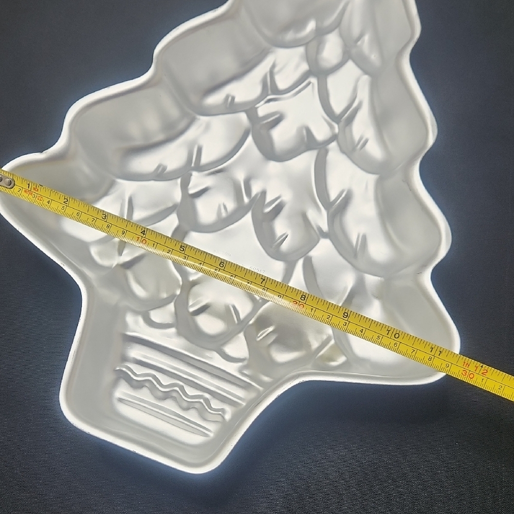 Wilton Cake Pan Baking Mold - Picture 5 of 6